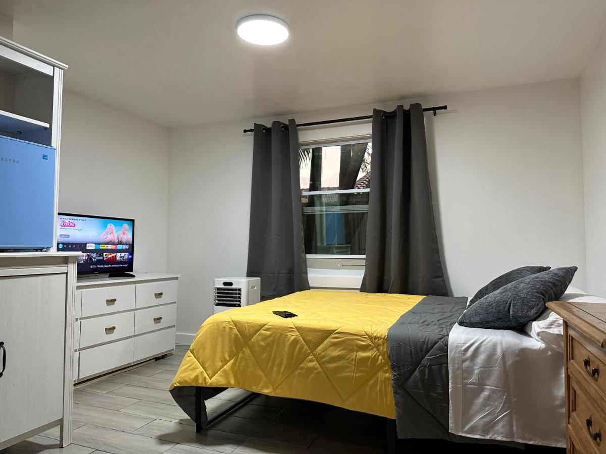 Serene Full Bed With 50 Inch Smart Tv, Netflix, Airplay, Mini-Fridge, And 500 Mbps Wifi Near Fiu, Dolphin Mall, Airport マイアミ エクステリア 写真