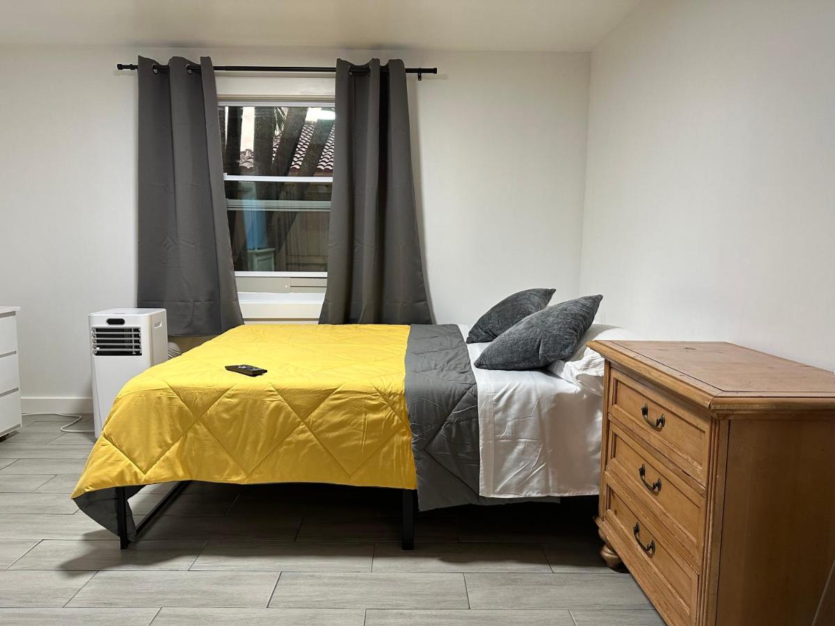 Serene Full Bed With 50 Inch Smart Tv, Netflix, Airplay, Mini-Fridge, And 500 Mbps Wifi Near Fiu, Dolphin Mall, Airport マイアミ エクステリア 写真