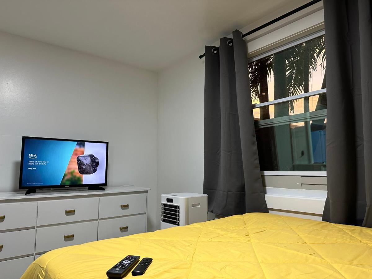 Serene Full Bed With 50 Inch Smart Tv, Netflix, Airplay, Mini-Fridge, And 500 Mbps Wifi Near Fiu, Dolphin Mall, Airport マイアミ エクステリア 写真